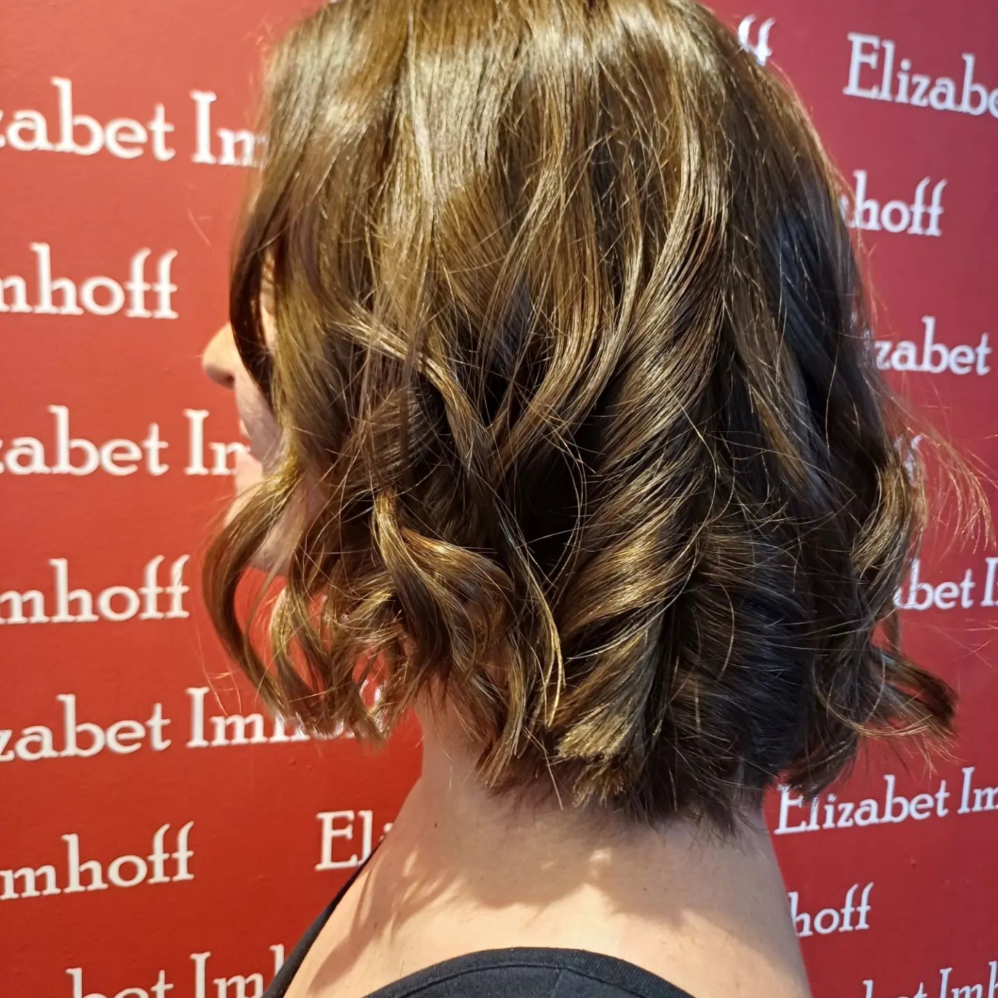 Clienta satisfecha con nuevo peinado en peluquería Imhoff